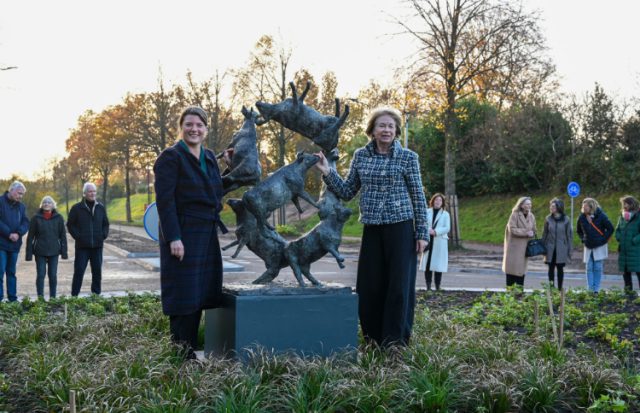 Wethouder Aukje Treep en kunstenares Marina van der Kooi