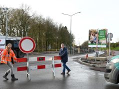 Belangrijk verkeerspunt in Soest-Zuid geopend wethouder Osman Suna opent de kruising Nieuweweg/Koningsweg