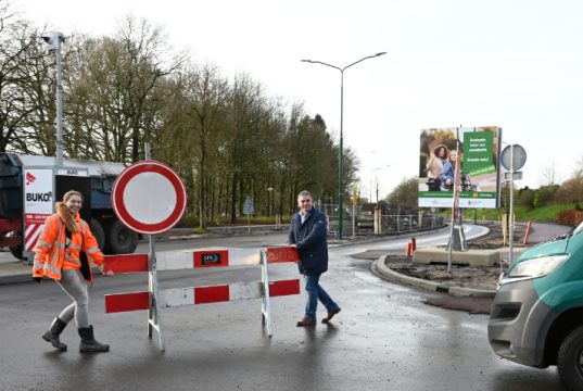 Belangrijk verkeerspunt in Soest-Zuid geopend wethouder Osman Suna opent de kruising Nieuweweg/Koningsweg
