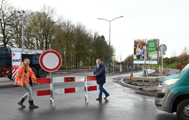 wethouder Osman Suna opent de kruising Nieuweweg/Koningsweg wethouder Osman Suna opent de kruising Nieuweweg/Koningsweg