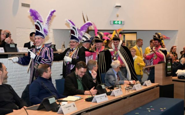 Raadszaal Soest op z’n kop vanwege carnaval Raadszaal Soest op z’n kop vanwege carnaval