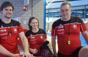 Schoolwaterpolotoernooi bij Duinkikkers in Soest Trainers Pim Smit, Els Heemskerk en Bart Leenen - Schoolwaterpolotoernooi bij Duinkikkers in Soest