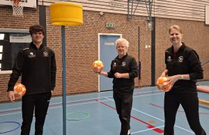 Korfbalclinics op zeven scholen in Soest