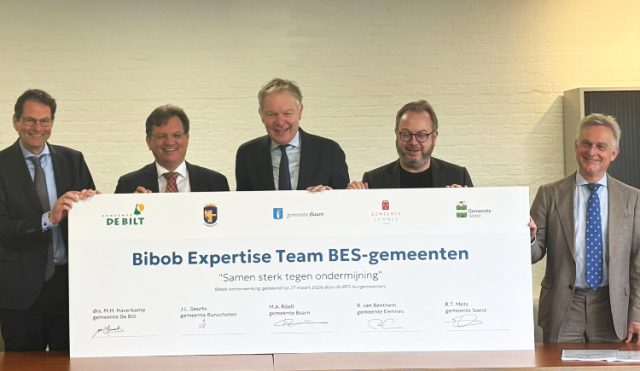 Vlnr: de heren Haverkamp (De Bilt), Geurts (Bunschoten), Röell (Baarn), van Benthem (Eemnes) en Metz (Soest)