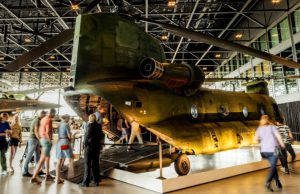 Stemmen in een Chinook in Soesterberg Foto: NMM - Stemmen in een Chinook in Soesterberg