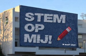 Plannen voor groots spandoek gemeentehuis Soest Een soortgelijke foto van een politieke partij circuleert momenteel op sociale media.