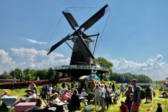 Molen opent deur tijdens Nationale Molendag in Soest Foto: Jaap van den Broek - Feestelijke Molendag bij Korenmolen De Windhond Soest