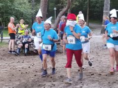 Hardlopers klaar voor Blauwe Paaltjesloop Soest Foto: AV Pijnenburg
