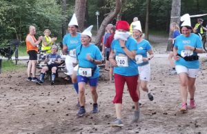 Hardlopers klaar voor Blauwe Paaltjesloop Soest Foto: AV Pijnenburg