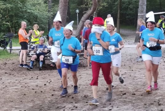 Hardlopers klaar voor Blauwe Paaltjesloop Soest Foto: AV Pijnenburg