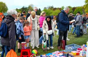 Gezellige drukte op vrijmarkt De Eng Soest Foto: Gemeente Soest - Gezellige drukte op vrijmarkt De Eng Soest