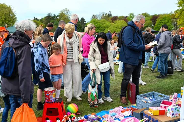 Gezellige drukte op vrijmarkt De Eng Soest