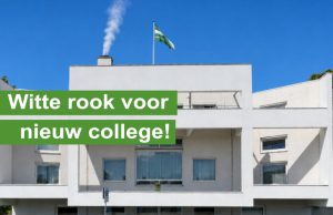 Pluim witte rook boven het gemeentehuis van Soest Pluim witte rook boven het gemeentehuis van Soest