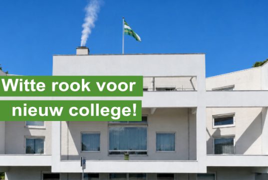 Pluim witte rook boven het gemeentehuis van Soest Pluim witte rook boven het gemeentehuis van Soest