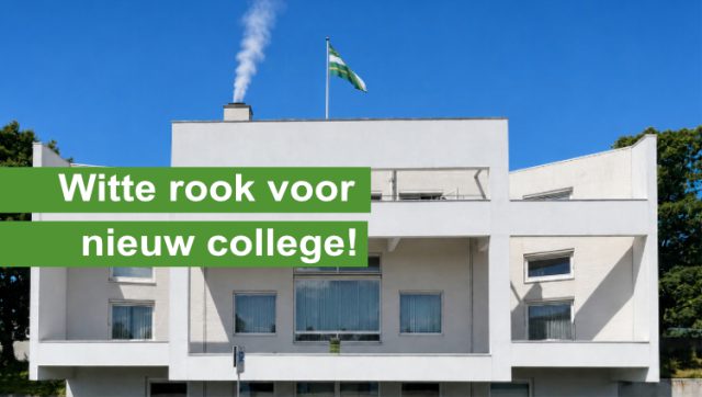 Pluim witte rook boven het gemeentehuis van Soest