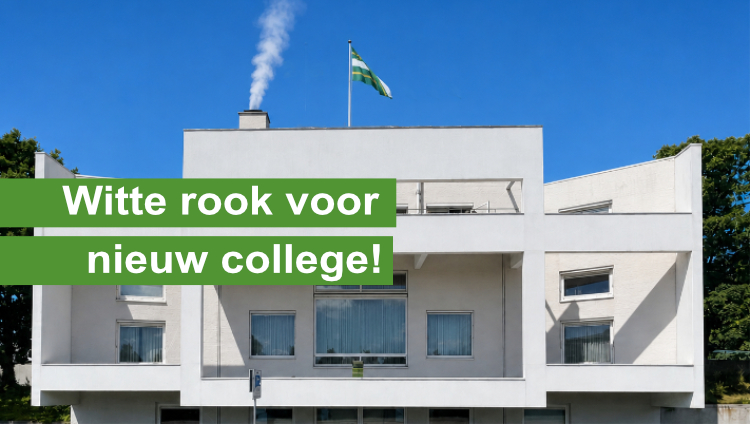 Pluim witte rook boven het gemeentehuis van Soest