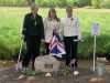 Britse zussen bezoeken plek waar hun overgrootvader omkwam in Soest V.l.n.r. Sharron, Mandy en loco-burgemeester van Soest, Karin Scholten