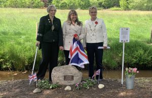Britse zussen bezoeken plek waar hun overgrootvader omkwam in Soest V.l.n.r. Sharron, Mandy en loco-burgemeester van Soest, Karin Scholten