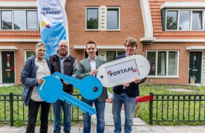 Nieuwe bewoners ontvangen sleutel Klaarwaterweg in Soest Foto: Van Wijnen - De heer en mevrouw Coorens, Jerry de Zwart en Robbert Jan van Rooijen (beiden Portaal).