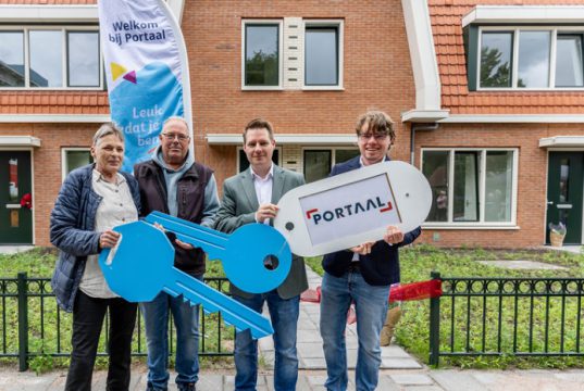 Nieuwe bewoners ontvangen sleutel Klaarwaterweg in Soest Foto: Van Wijnen - De heer en mevrouw Coorens, Jerry de Zwart en Robbert Jan van Rooijen (beiden Portaal).