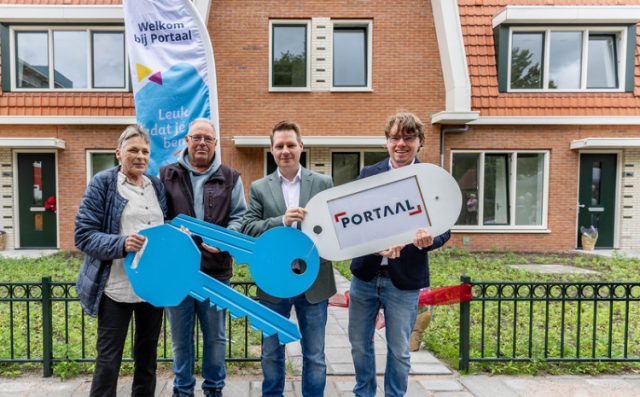 Foto: Van Wijnen - De heer en mevrouw Coorens, Jerry de Zwart en Robbert Jan van Rooijen (beiden Portaal).
