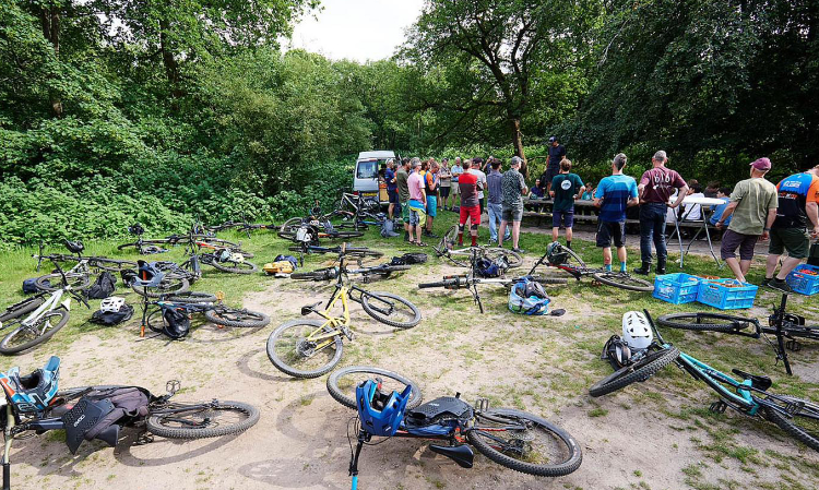 Moutainbikers vieren sterke staat van mountainbikeroutes in Soest